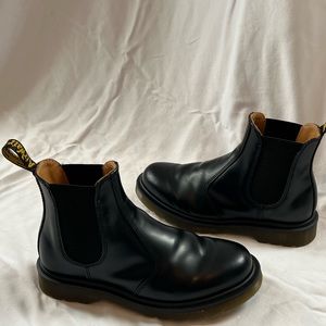 Dr Martens 2976 Chelsea Boot, women’s size 6